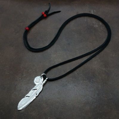 メタル付き 大フェザー右向き×小メタルチャーム×鹿革紐